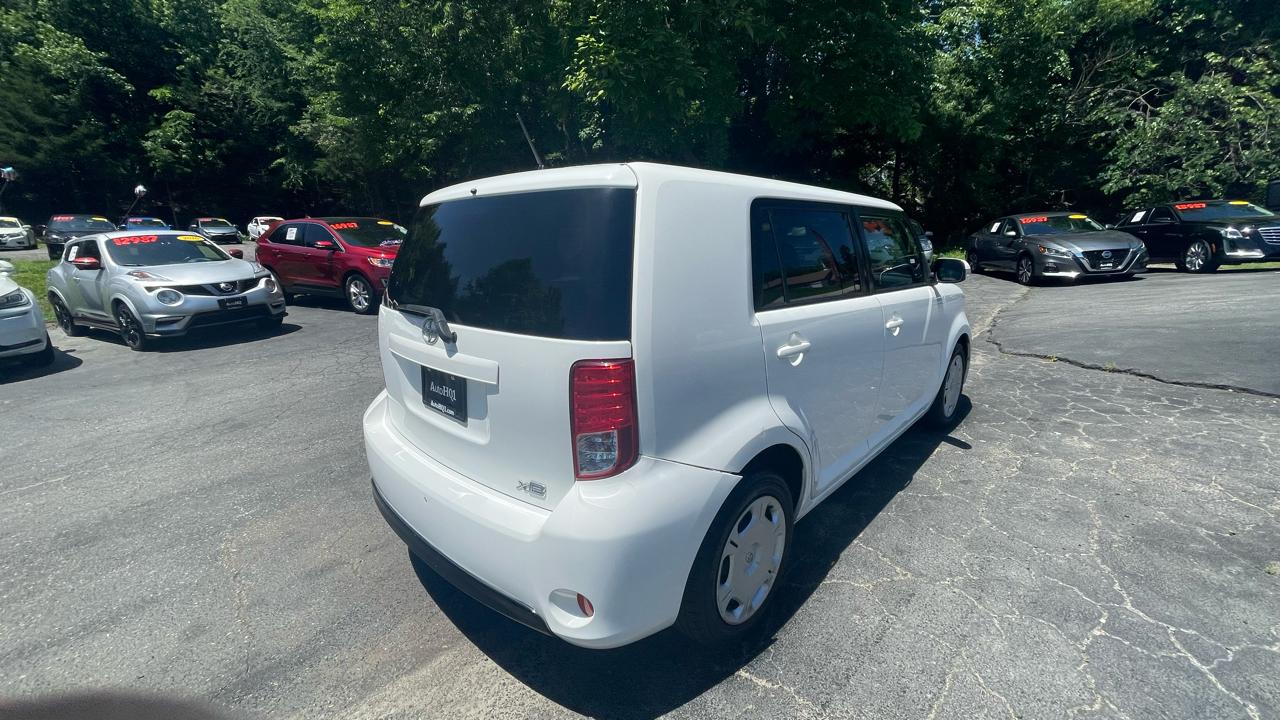 Scion xB 5-Door Wagon 5-Spd MT 2013