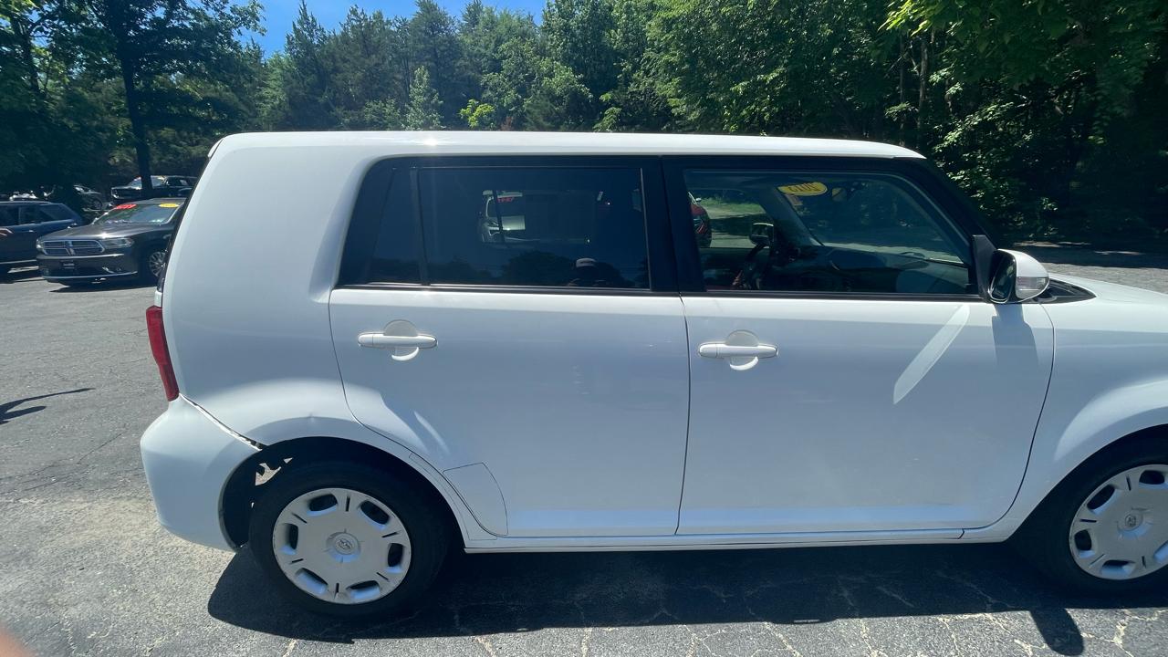 Scion xB 5-Door Wagon 5-Spd MT 2013