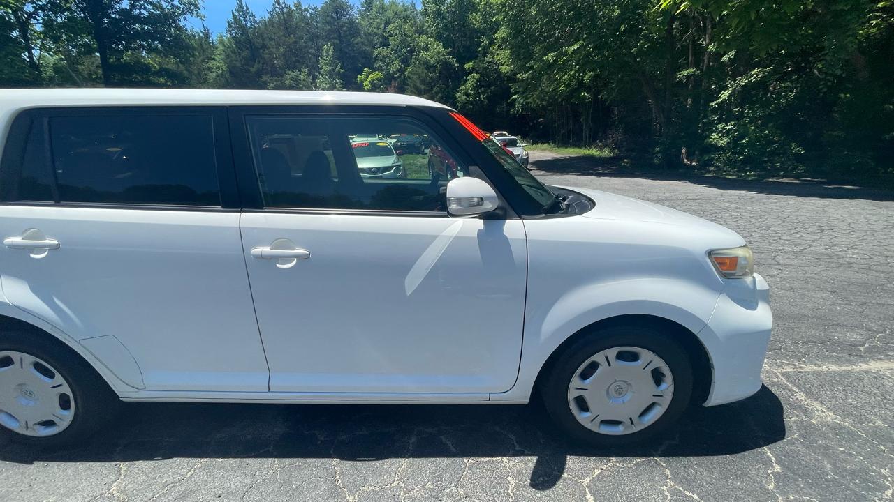 Scion xB 5-Door Wagon 5-Spd MT 2013