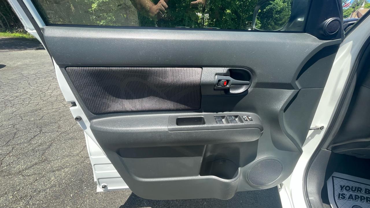 Scion xB 5-Door Wagon 5-Spd MT 2013