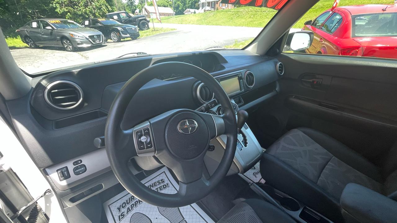 Scion xB 5-Door Wagon 5-Spd MT 2013