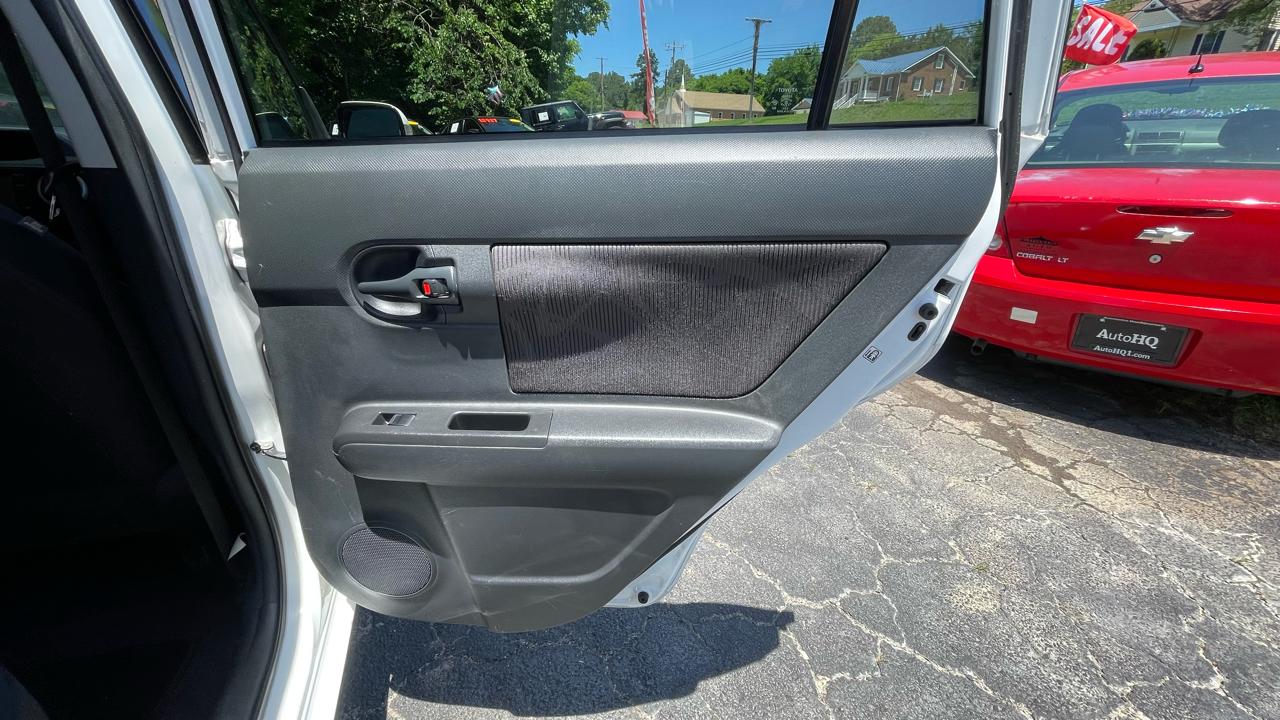 Scion xB 5-Door Wagon 5-Spd MT 2013