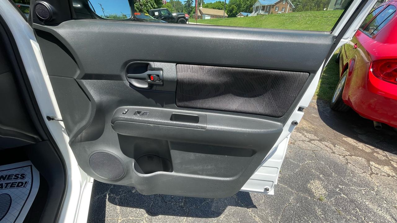 Scion xB 5-Door Wagon 5-Spd MT 2013