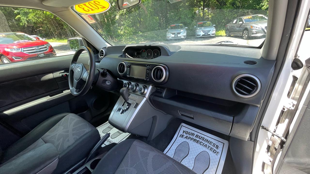 Scion xB 5-Door Wagon 5-Spd MT 2013