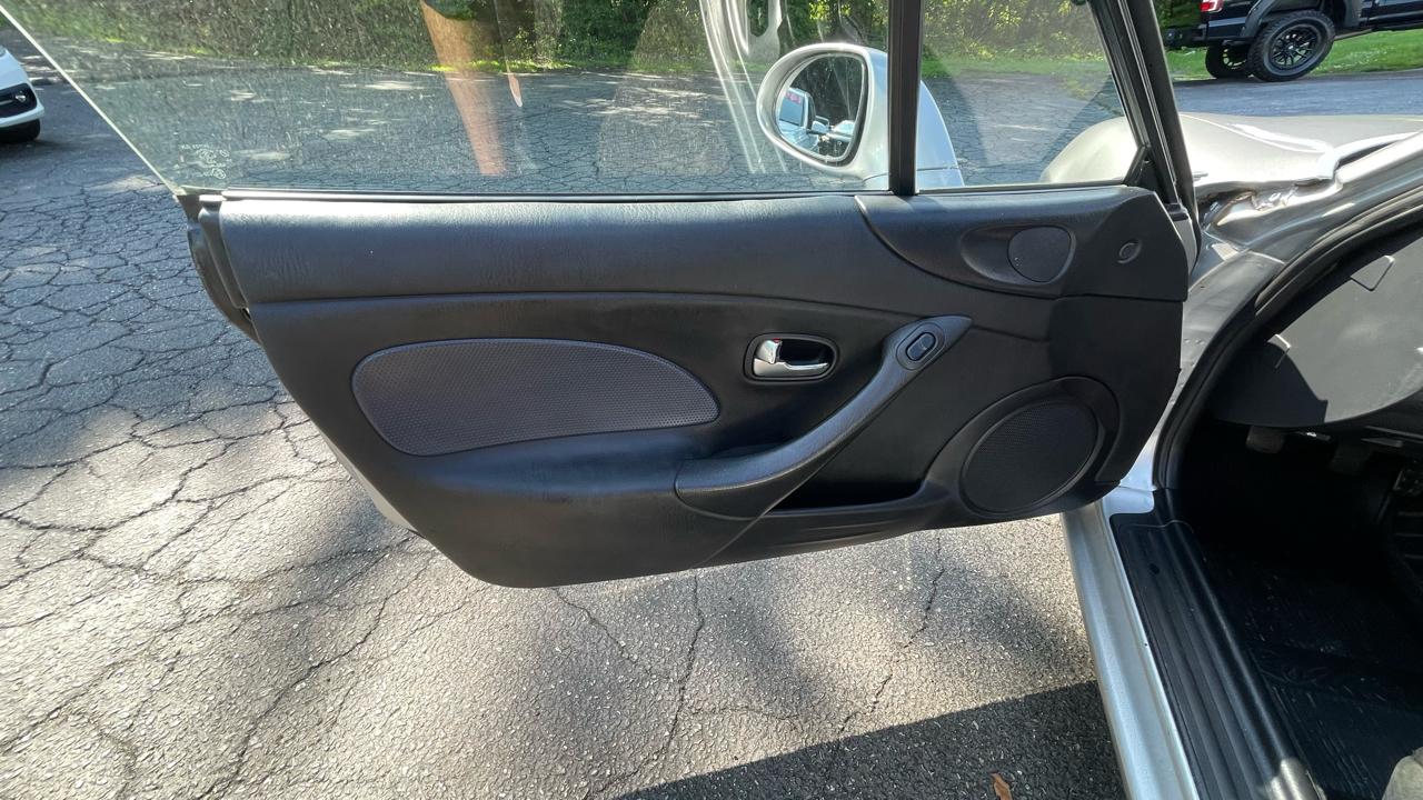 Mazda MX-5 Miata Base 2004