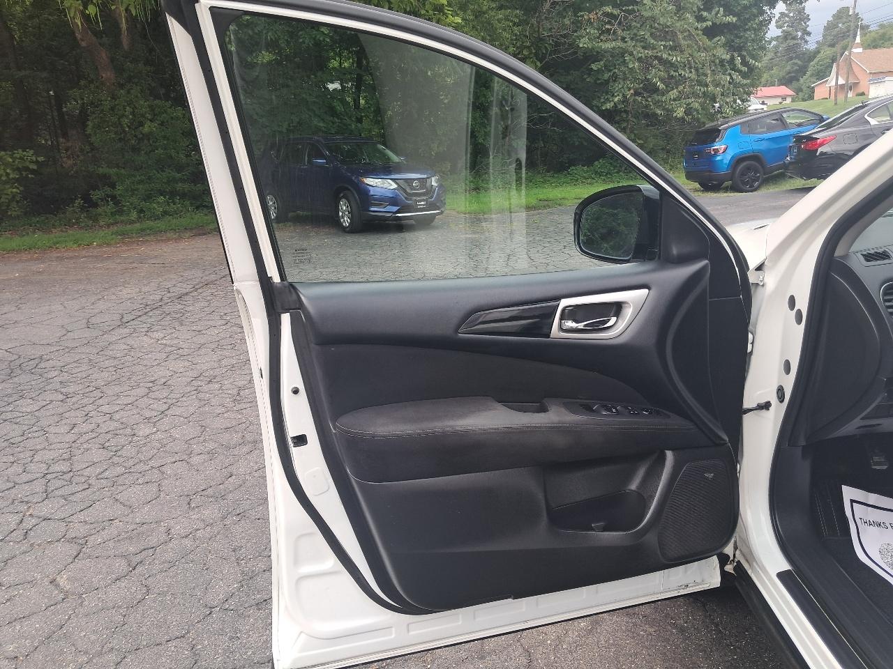 Nissan Pathfinder SV 4WD 2014