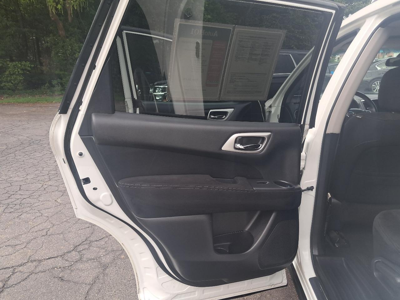 Nissan Pathfinder SV 4WD 2014