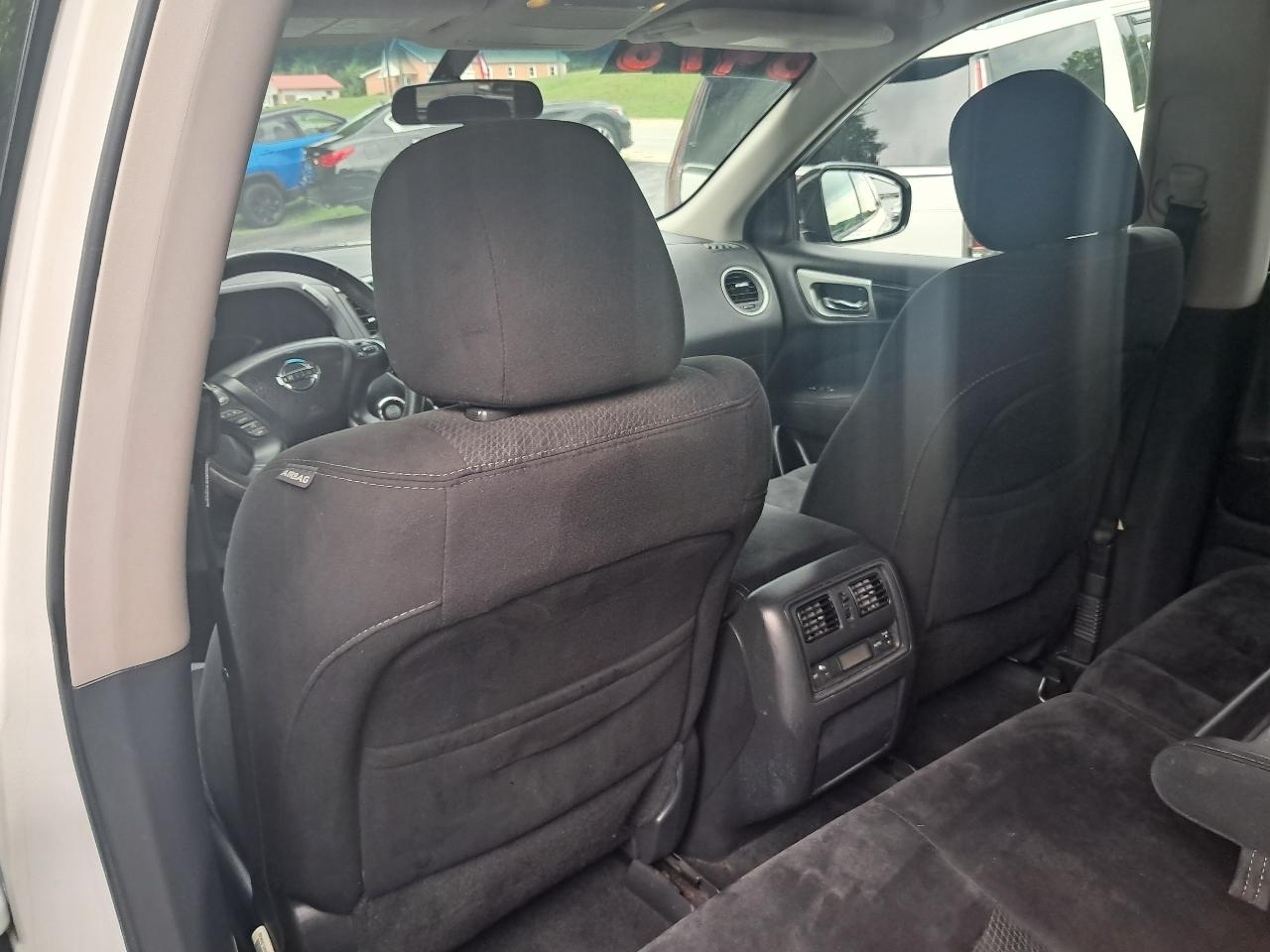 Nissan Pathfinder SV 4WD 2014