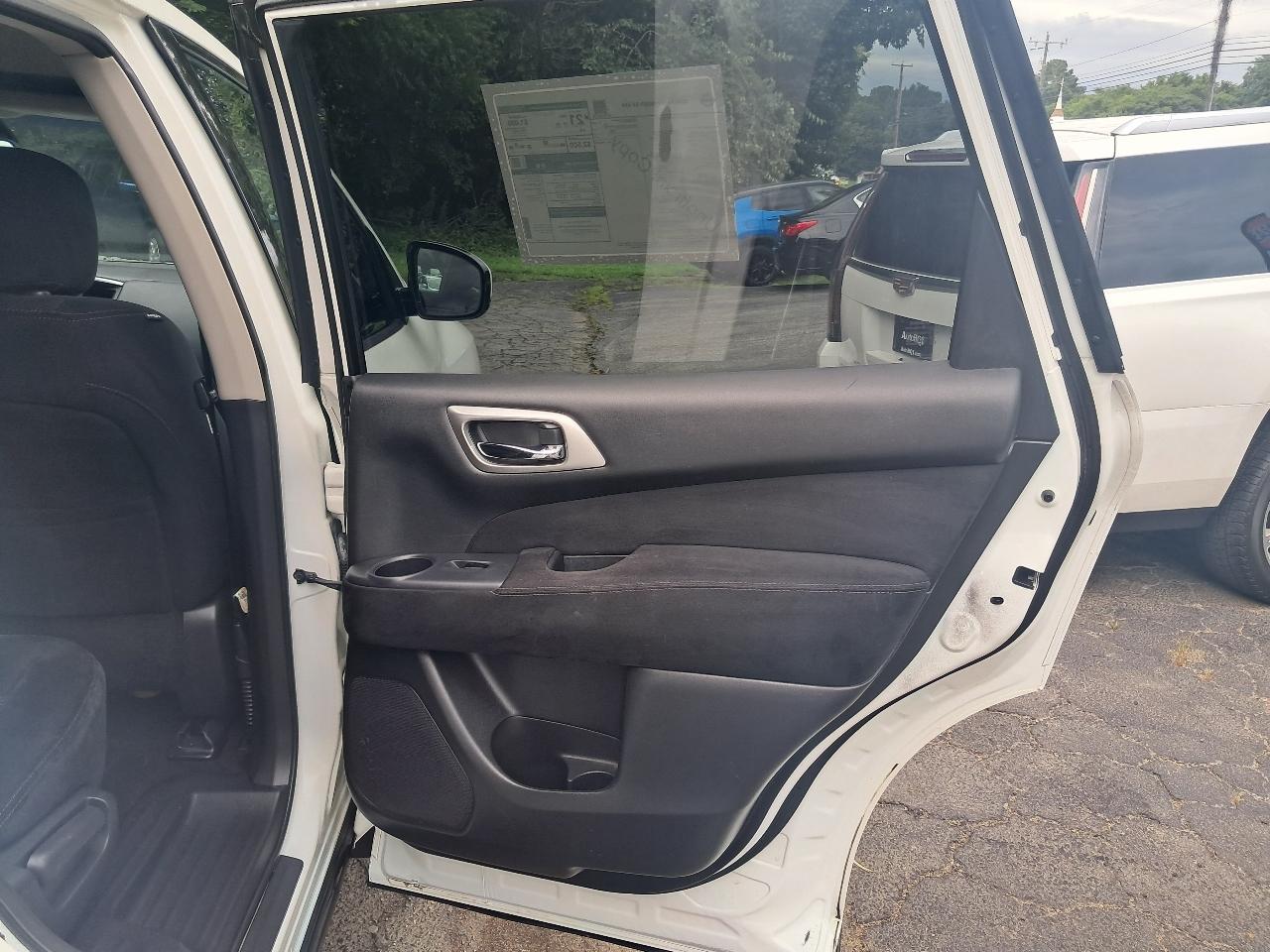 Nissan Pathfinder SV 4WD 2014