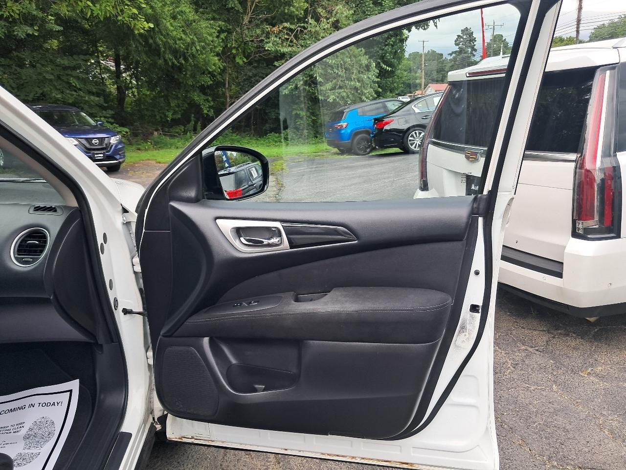 Nissan Pathfinder SV 4WD 2014