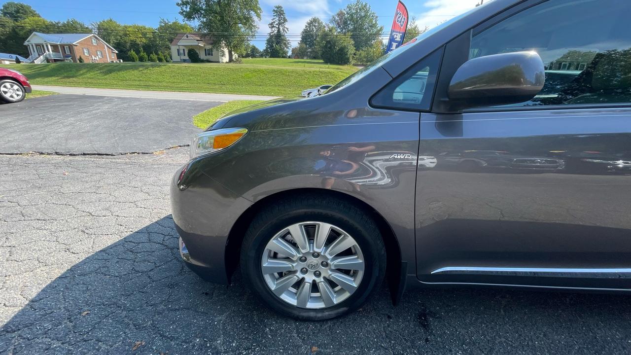 Toyota Sienna XLE 7-Passenger AWD 2017