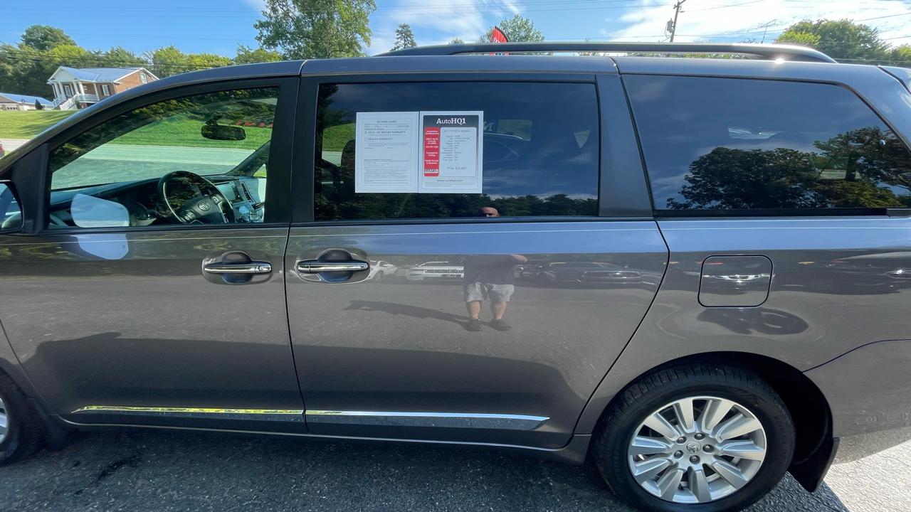 Toyota Sienna XLE 7-Passenger AWD 2017