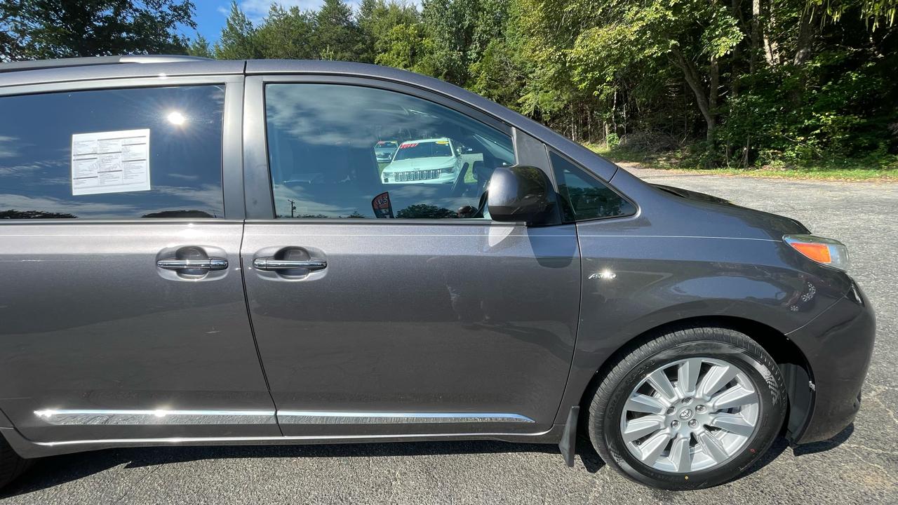 Toyota Sienna XLE 7-Passenger AWD 2017