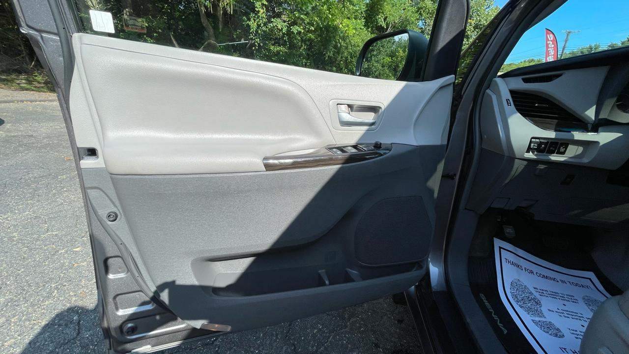 Toyota Sienna XLE 7-Passenger AWD 2017