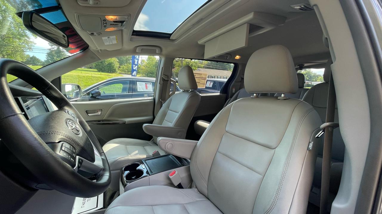 Toyota Sienna XLE 7-Passenger AWD 2017
