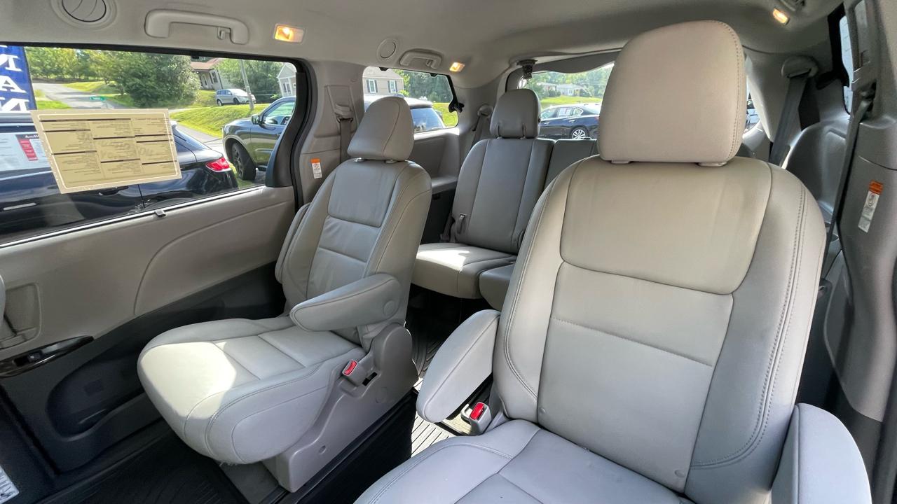 Toyota Sienna XLE 7-Passenger AWD 2017