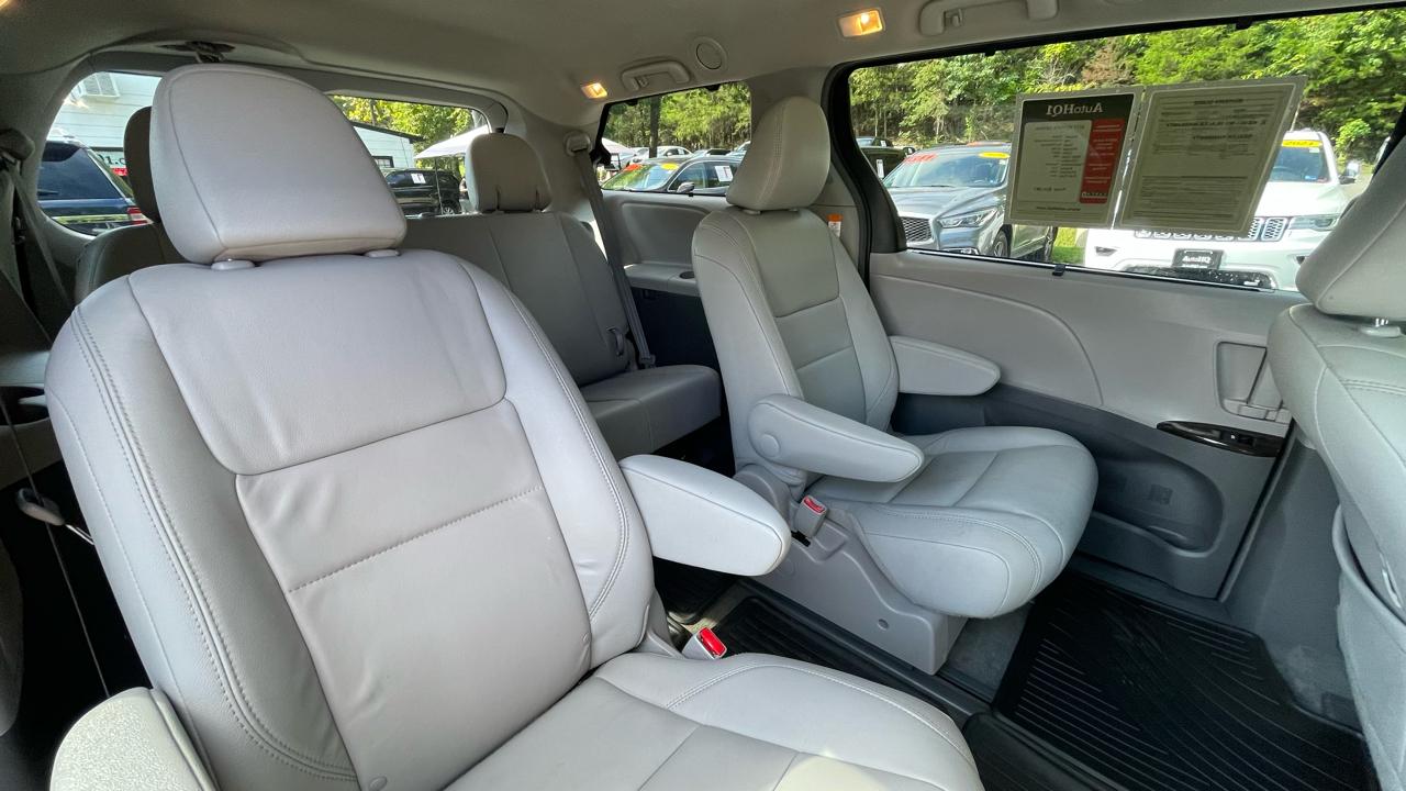 Toyota Sienna XLE 7-Passenger AWD 2017
