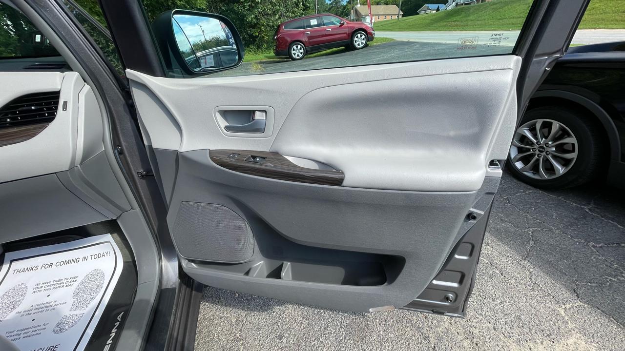Toyota Sienna XLE 7-Passenger AWD 2017
