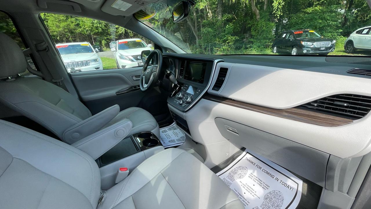 Toyota Sienna XLE 7-Passenger AWD 2017