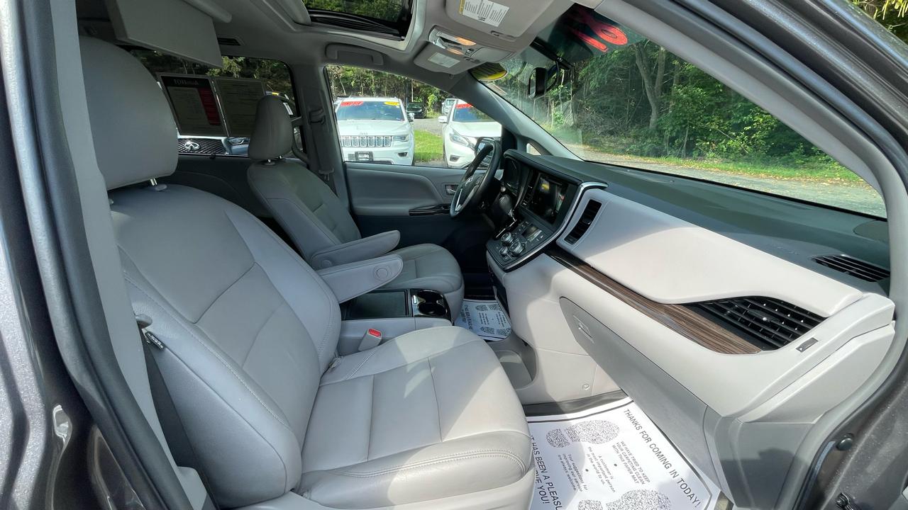 Toyota Sienna XLE 7-Passenger AWD 2017
