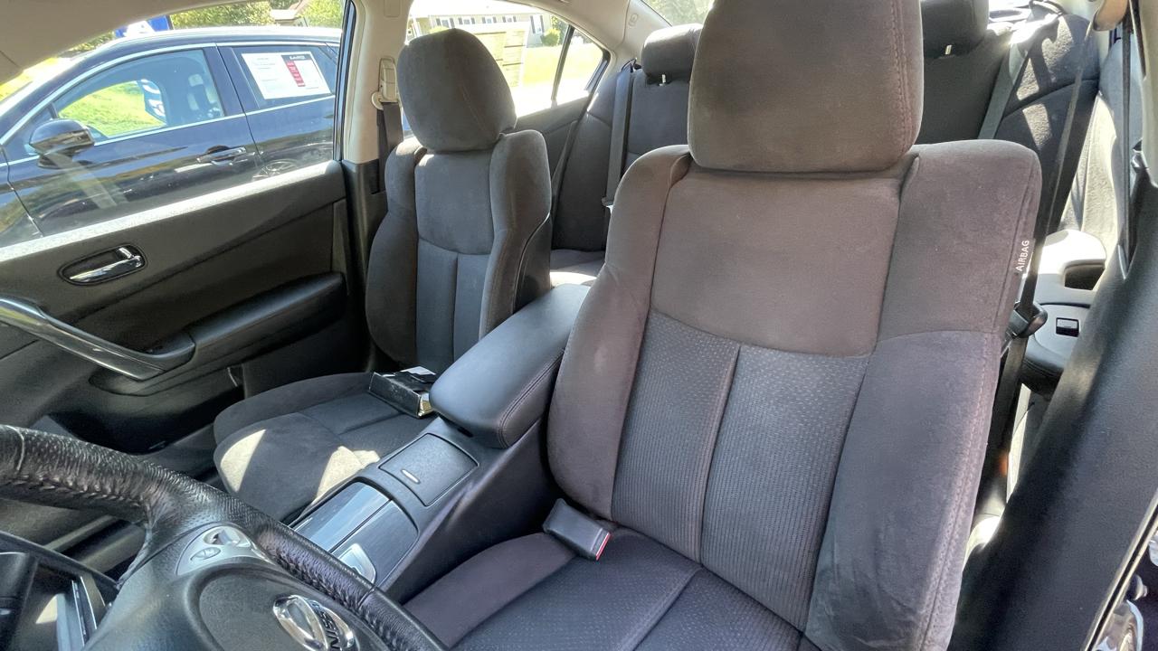 Nissan Maxima S 2012