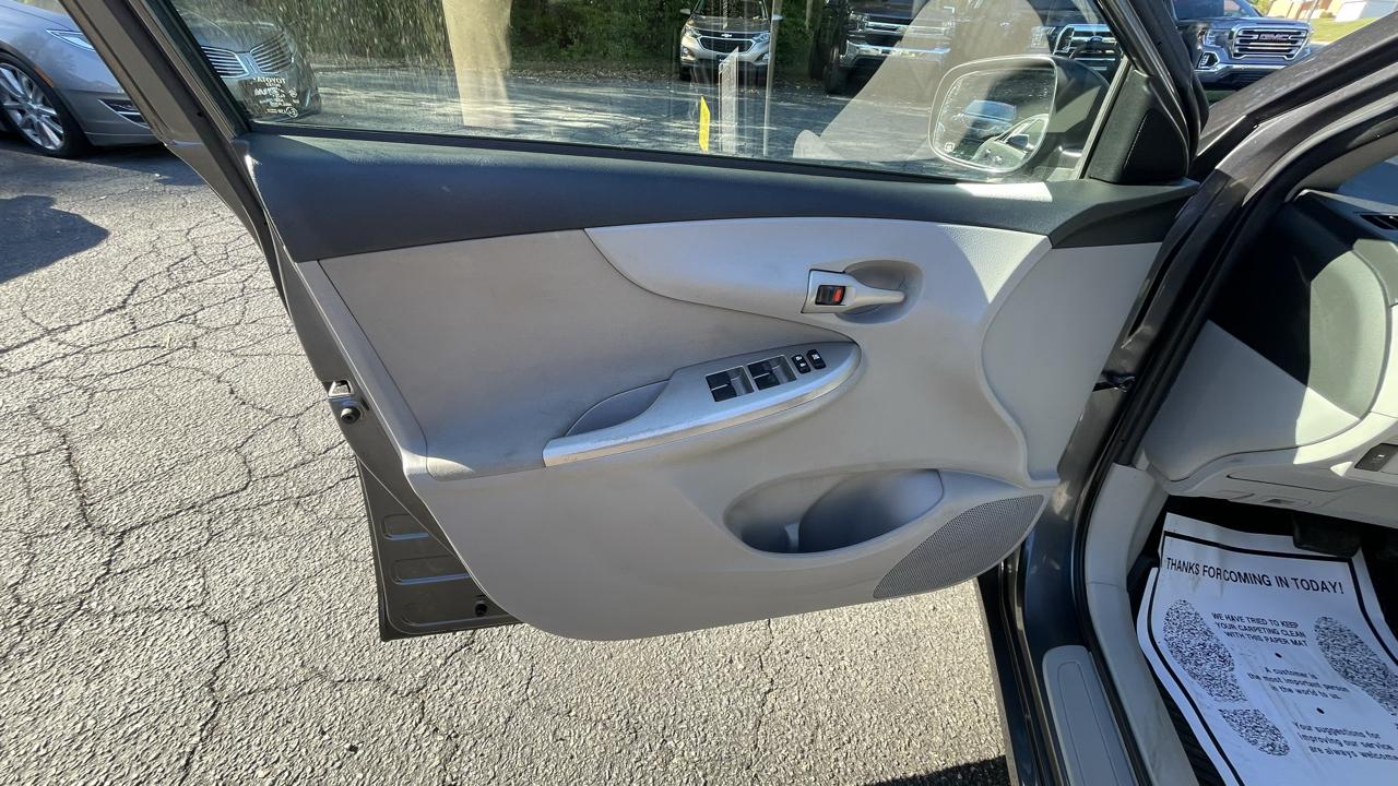 Toyota Corolla LE 4-Speed AT 2011