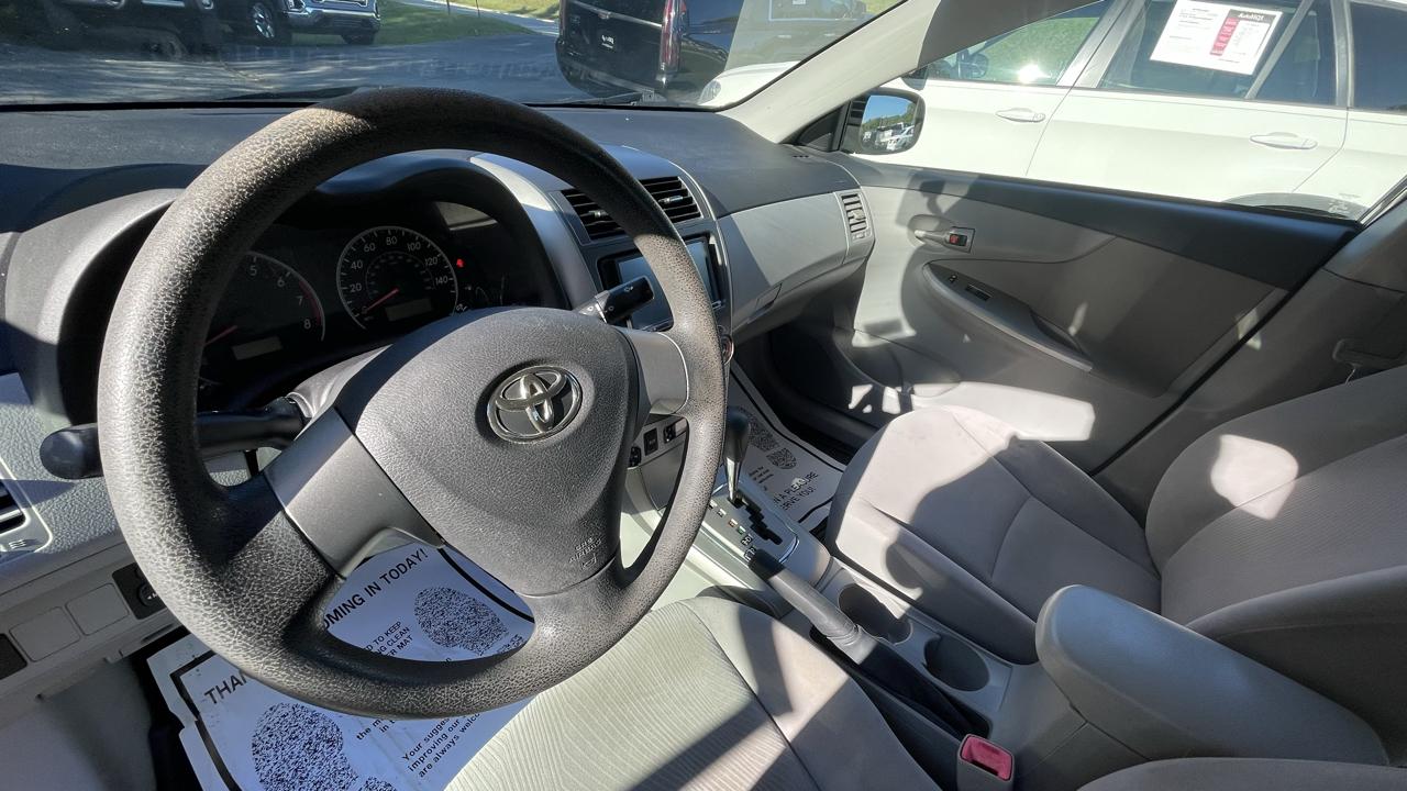 Toyota Corolla LE 4-Speed AT 2011