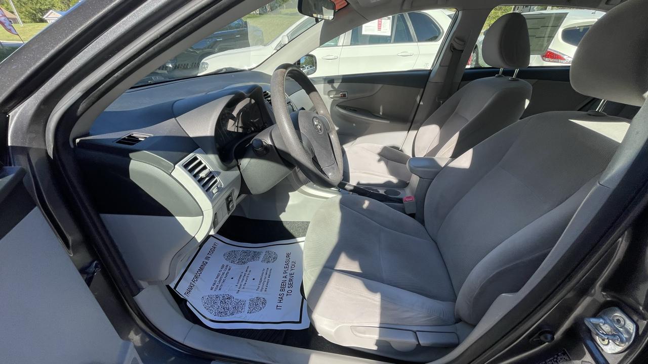 Toyota Corolla LE 4-Speed AT 2011