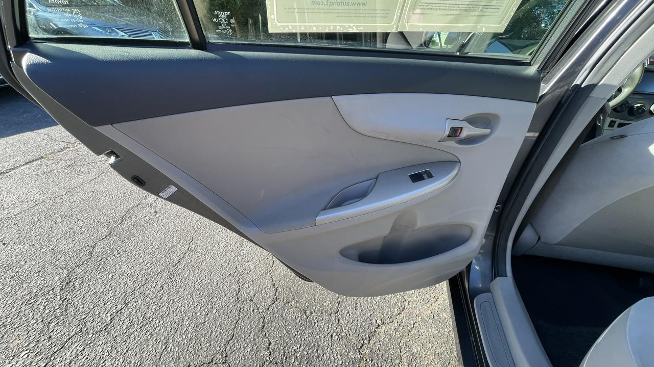Toyota Corolla LE 4-Speed AT 2011