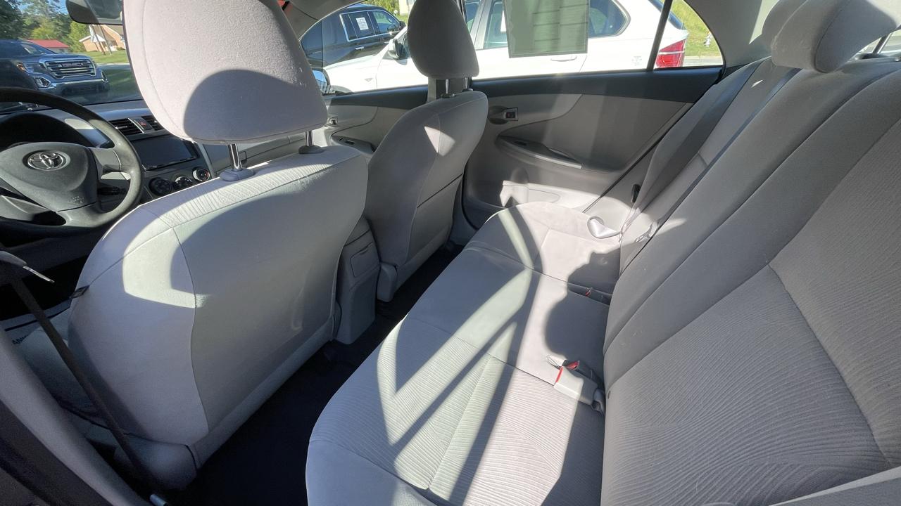 Toyota Corolla LE 4-Speed AT 2011