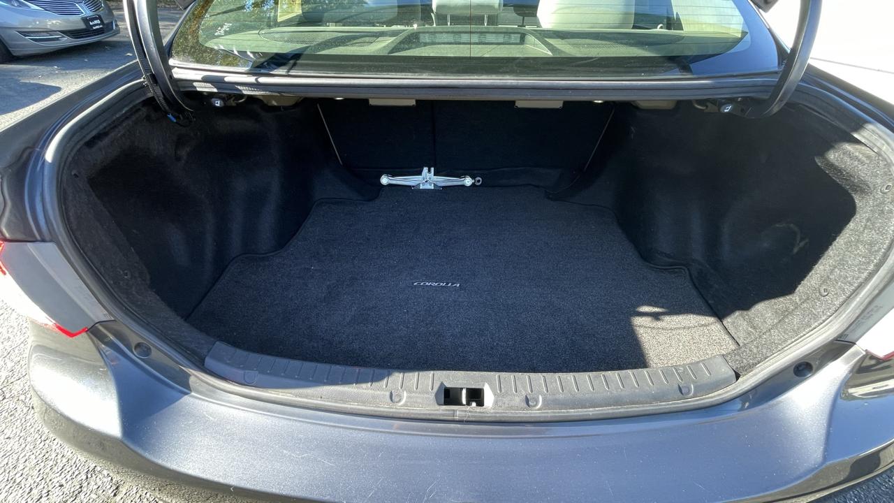 Toyota Corolla LE 4-Speed AT 2011