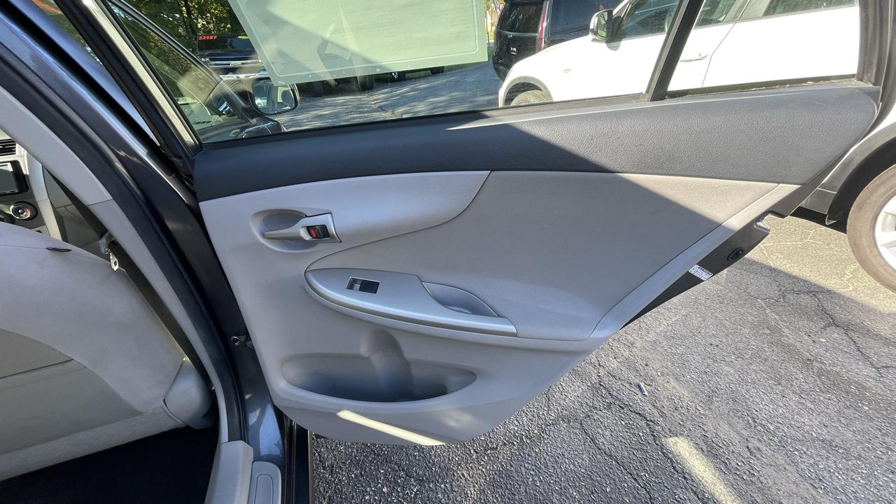 Toyota Corolla LE 4-Speed AT 2011