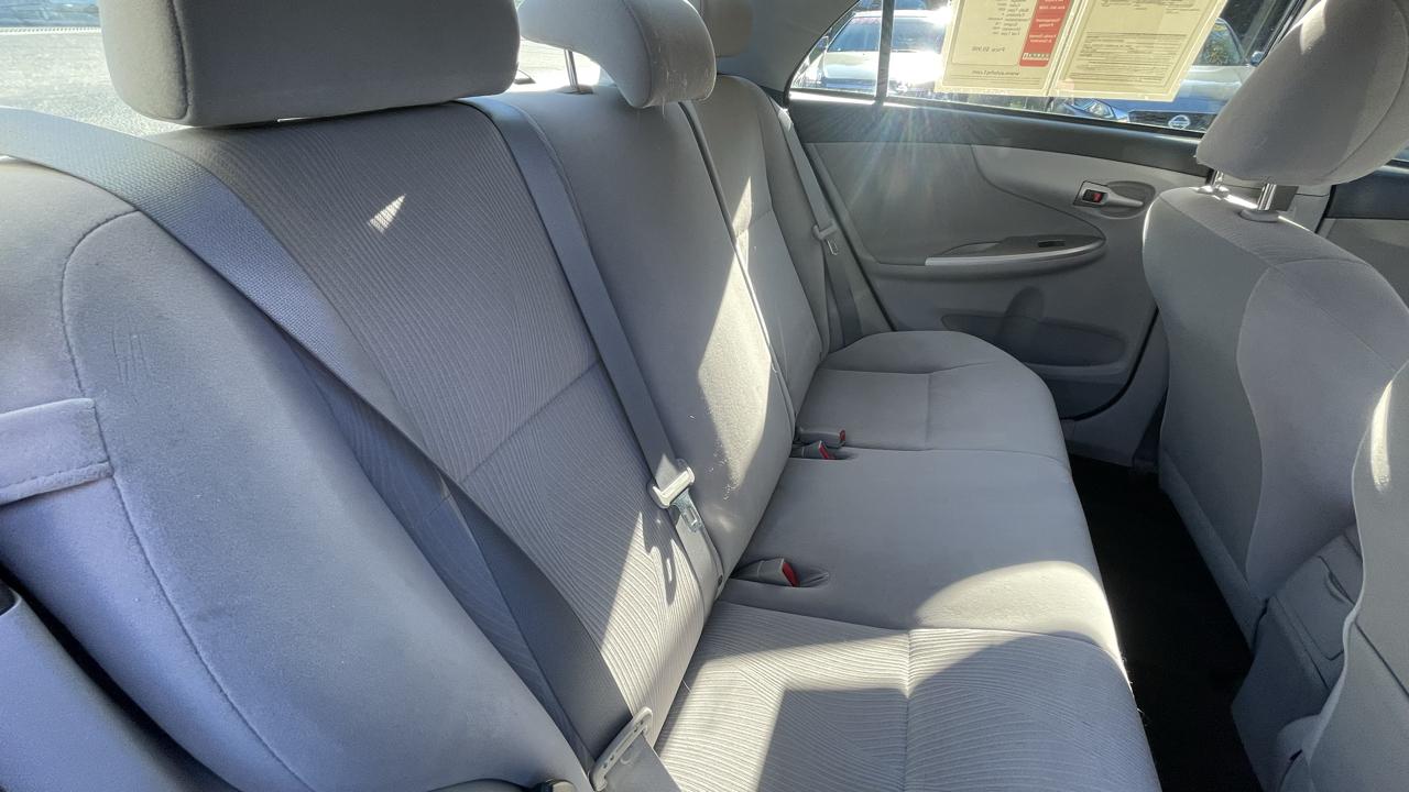 Toyota Corolla LE 4-Speed AT 2011