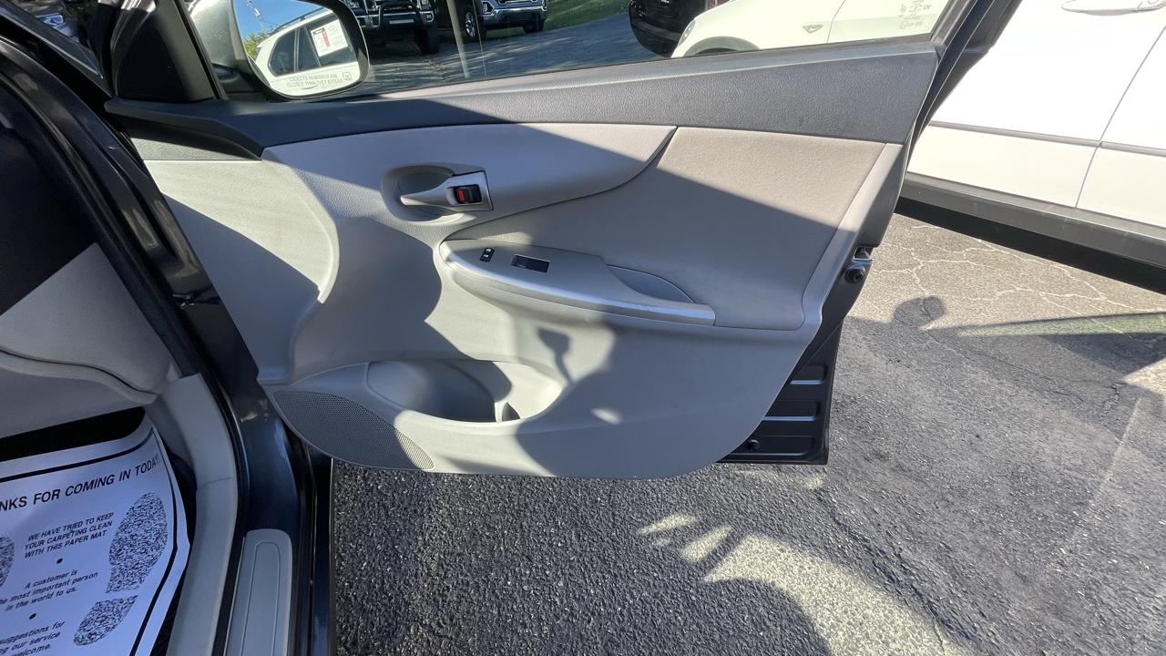 Toyota Corolla LE 4-Speed AT 2011