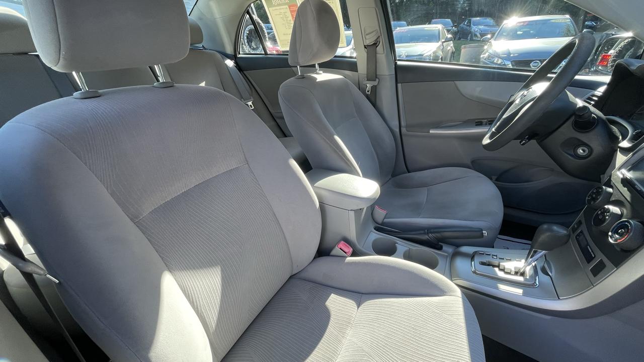 Toyota Corolla LE 4-Speed AT 2011