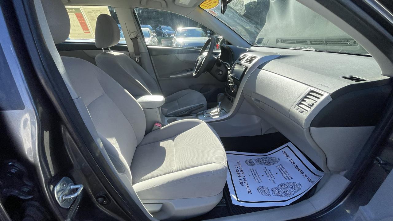 Toyota Corolla LE 4-Speed AT 2011