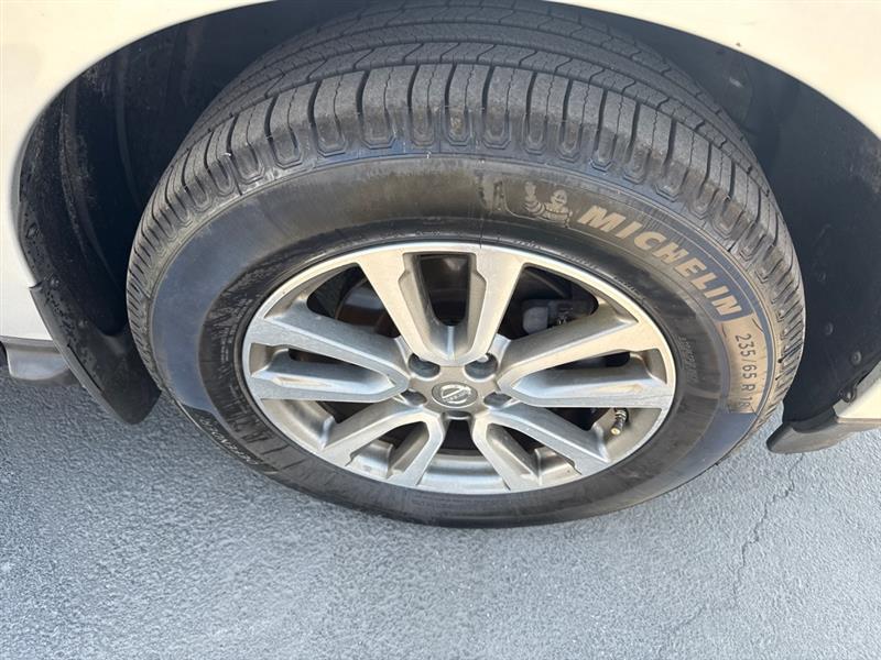 2014 Nissan Pathfinder S photo 2