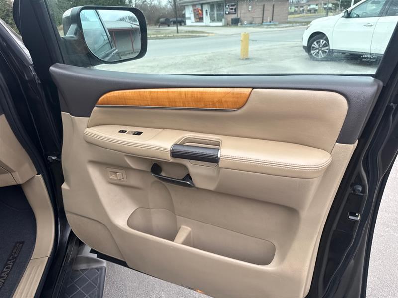 Nissan Armada Platinum 4WD 2013