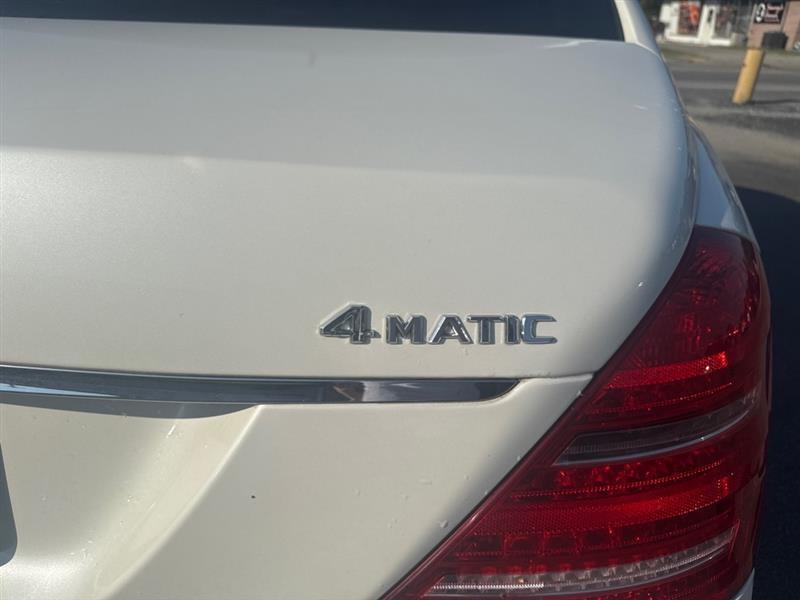Mercedes-Benz S-Class S550 4-MATIC 2011