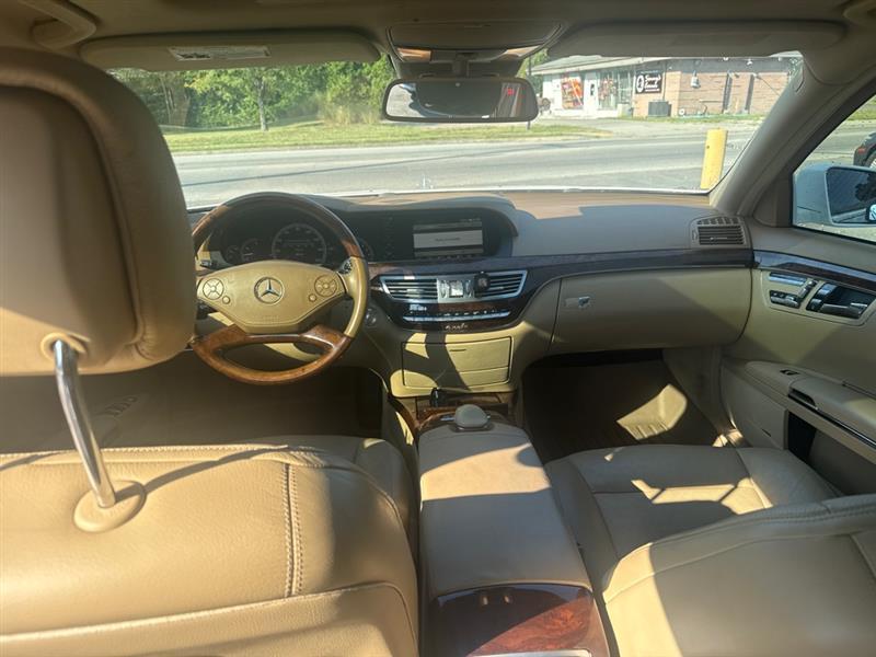Mercedes-Benz S-Class S550 4-MATIC 2011