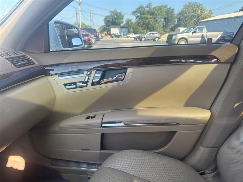 Mercedes-Benz S-Class S550 4-MATIC 2011