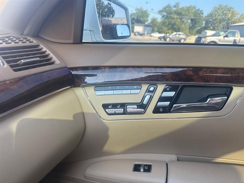 Mercedes-Benz S-Class S550 4-MATIC 2011