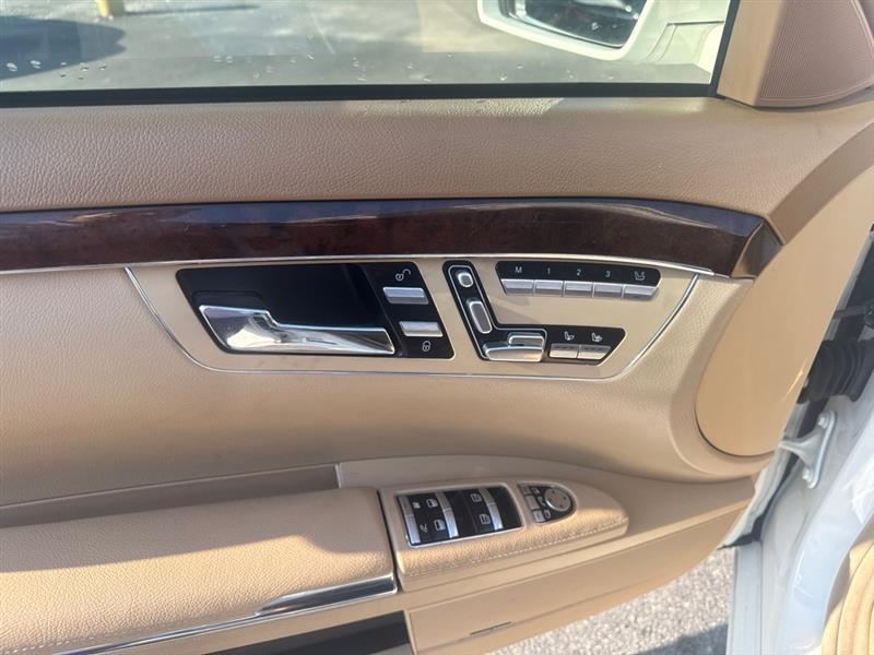 Mercedes-Benz S-Class S550 4-MATIC 2011