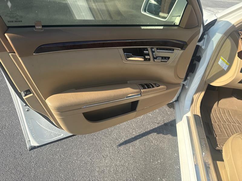 Mercedes-Benz S-Class S550 4-MATIC 2011