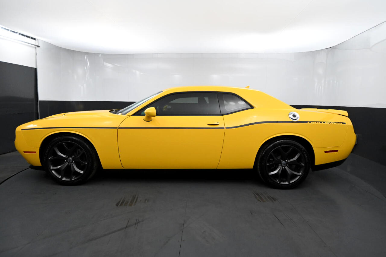2017 Dodge Challenger SXT photo 2