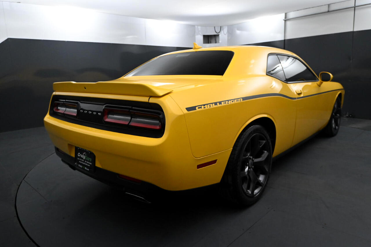 2017 Dodge Challenger SXT photo 5