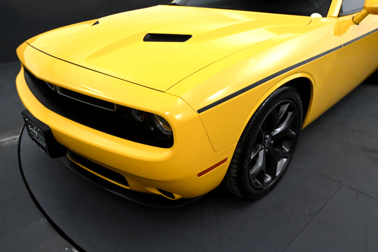 2017 Dodge Challenger SXT photo 9