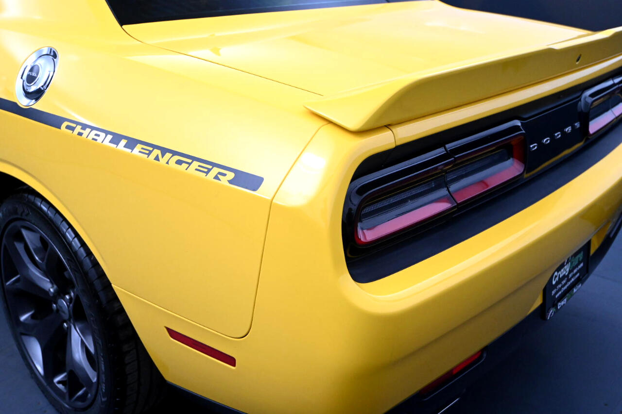 2017 Dodge Challenger SXT photo 12