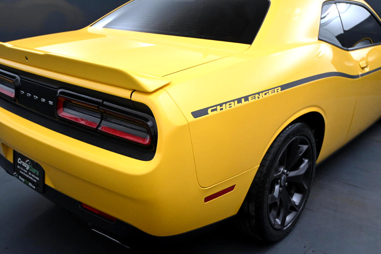 2017 Dodge Challenger SXT photo 13