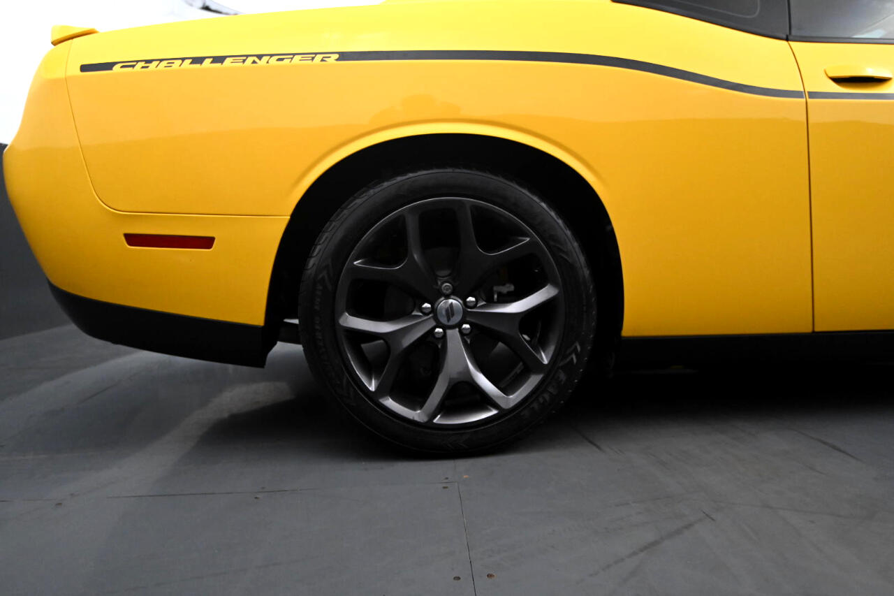 2017 Dodge Challenger SXT photo 14